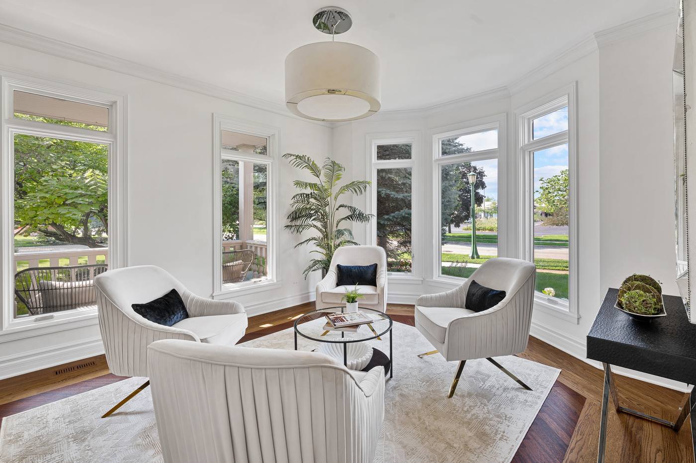 Front sitting room in the turret bay, windows on three sides
